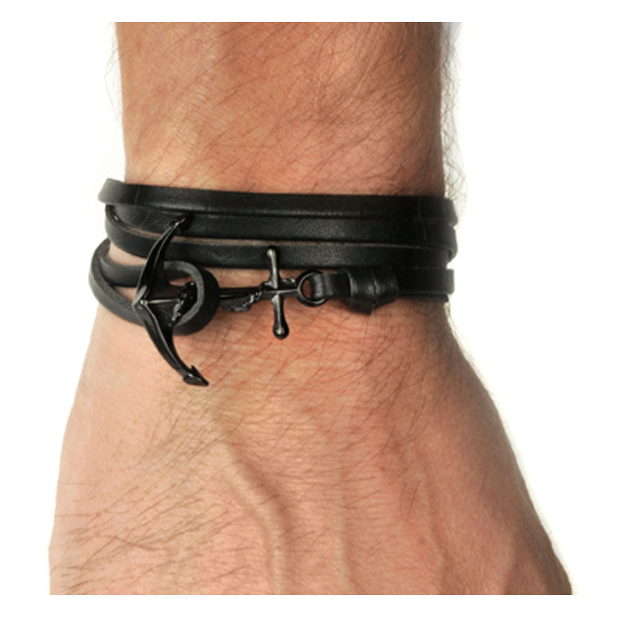 Bracelet en cuir noir avec fermoir ancre Bracelet en cuir noir avec fermoir ancre sur poignet
