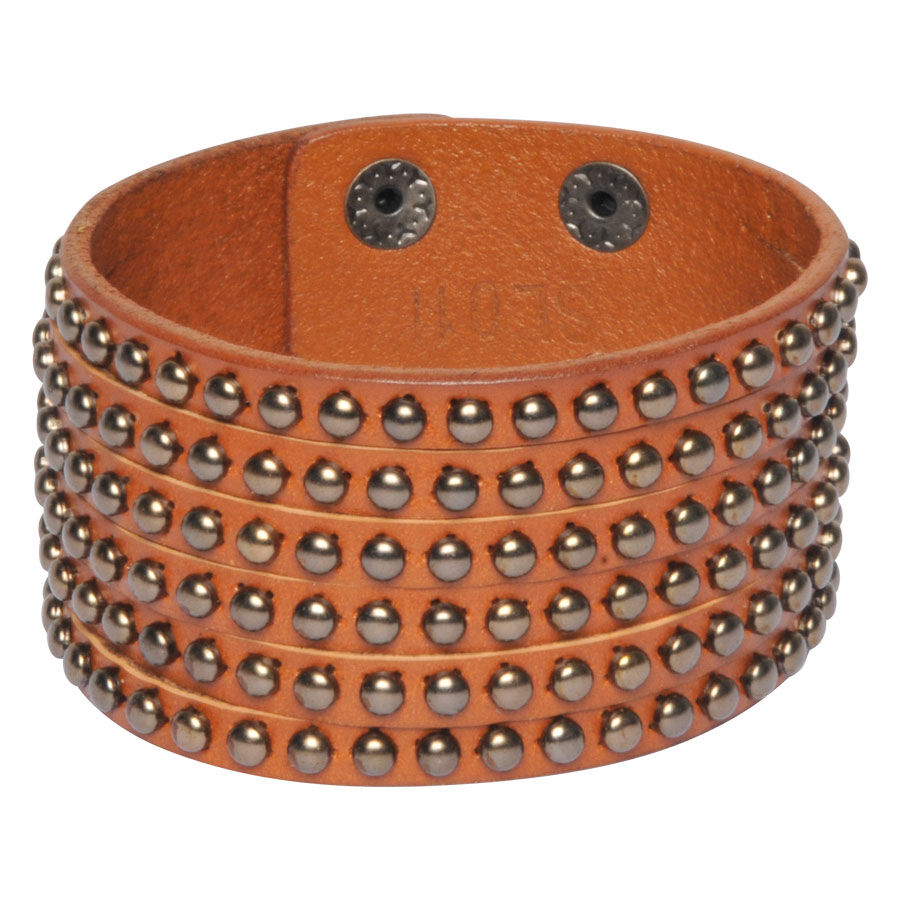 Wildcat® - Bracelet en cuir Cognac avec clous Large bracelet en cuir couleur cognac avec plusieurs rangées de clous sur fond blanc