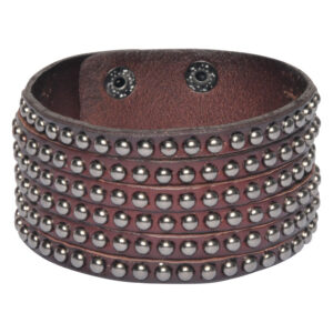 Bracelet en cuir marron avec plusieurs rangées de rivets métalliques sur fond blanc