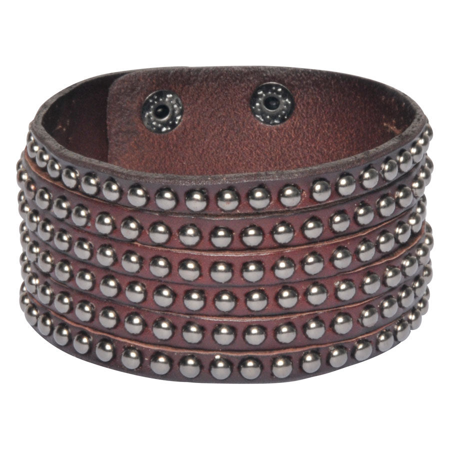 Bracelet en cuir Wildcat couleur moka avec rivets Bracelet en cuir marron avec plusieurs rangées de rivets métalliques sur fond blanc