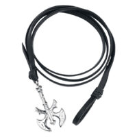 Wildcat® - Bracelet en cuir avec pendentif hache Bracelet en cuir noir avec pendentif hache en argent sur fond blanc