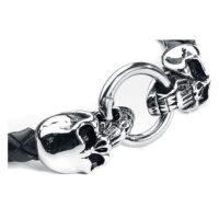 Bracelet crâne en cuir et acier chirurgical Bracelet en cuir noir avec crânes argentés et fermoir anneau sur fond blanc