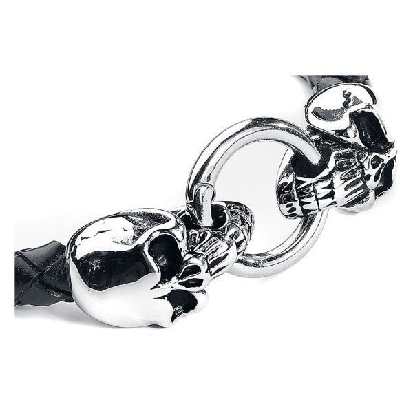 Bracelet crâne en cuir et acier chirurgical Bracelet en cuir noir avec crânes argentés et fermoir anneau sur fond blanc