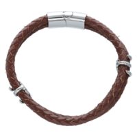 Bracelet en cuir synthétique marron tressé avec fermoir magnétique argenté sur fond blanc