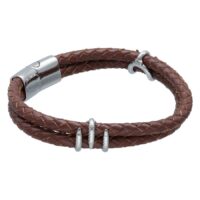 Bracelet en cuir synthétique marron tressé avec fermoir en métal argenté sur fond blanc