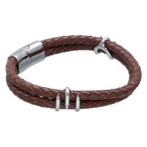 Bracelet en cuir synthétique marron tressé avec fermoir en métal argenté sur fond blanc