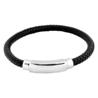 Bracelet en cuir tressé noir avec acier Bracelet en cuir tressé noir avec fermoir en acier brillant sur fond blanc