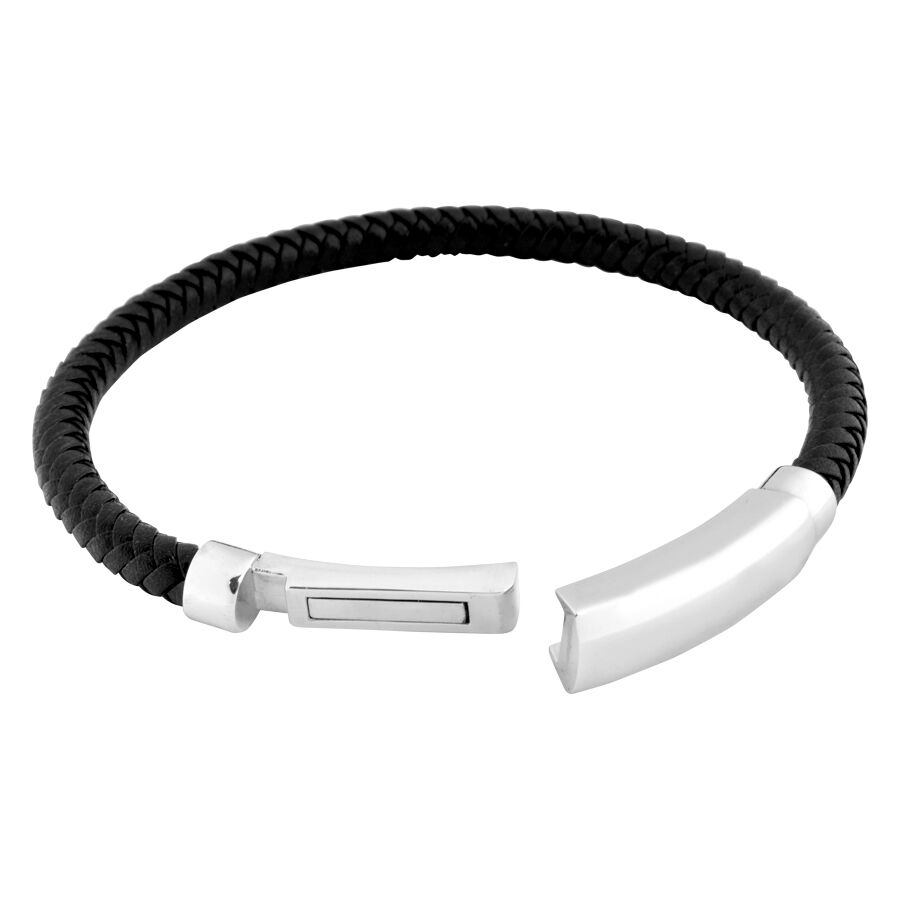 Bracelet en cuir tressé noir avec fermoir en acier Bracelet tressé en cuir noir avec fermoir en acier brillant sur fond blanc