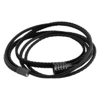 Trio de bracelets en cuir tressé noir Bracelet en cuir tressé noir à trois brins sur fond blanc