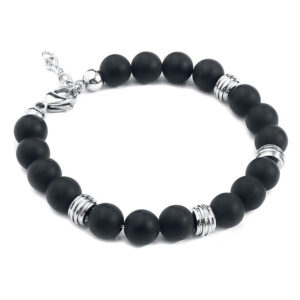 Bracelet noir avec perles mates et anneaux argentés sur fond blanc