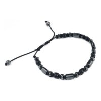 Bracelet noir en nylon et pierre Bracelet en nylon noir avec pierres noires sur fond blanc