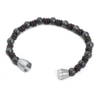 Bracelet nœud en nylon et acier chirurgical Bracelet unisexe nœud en nylon foncé avec extrémités en acier chirurgical sur fond blanc