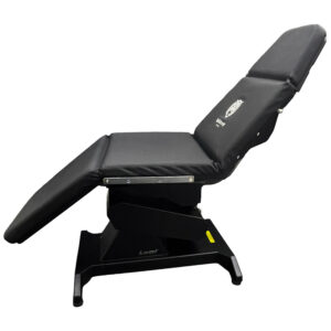 Chaise de tatouage et de piercing noire en similicuir vue de côté sur fond blanc