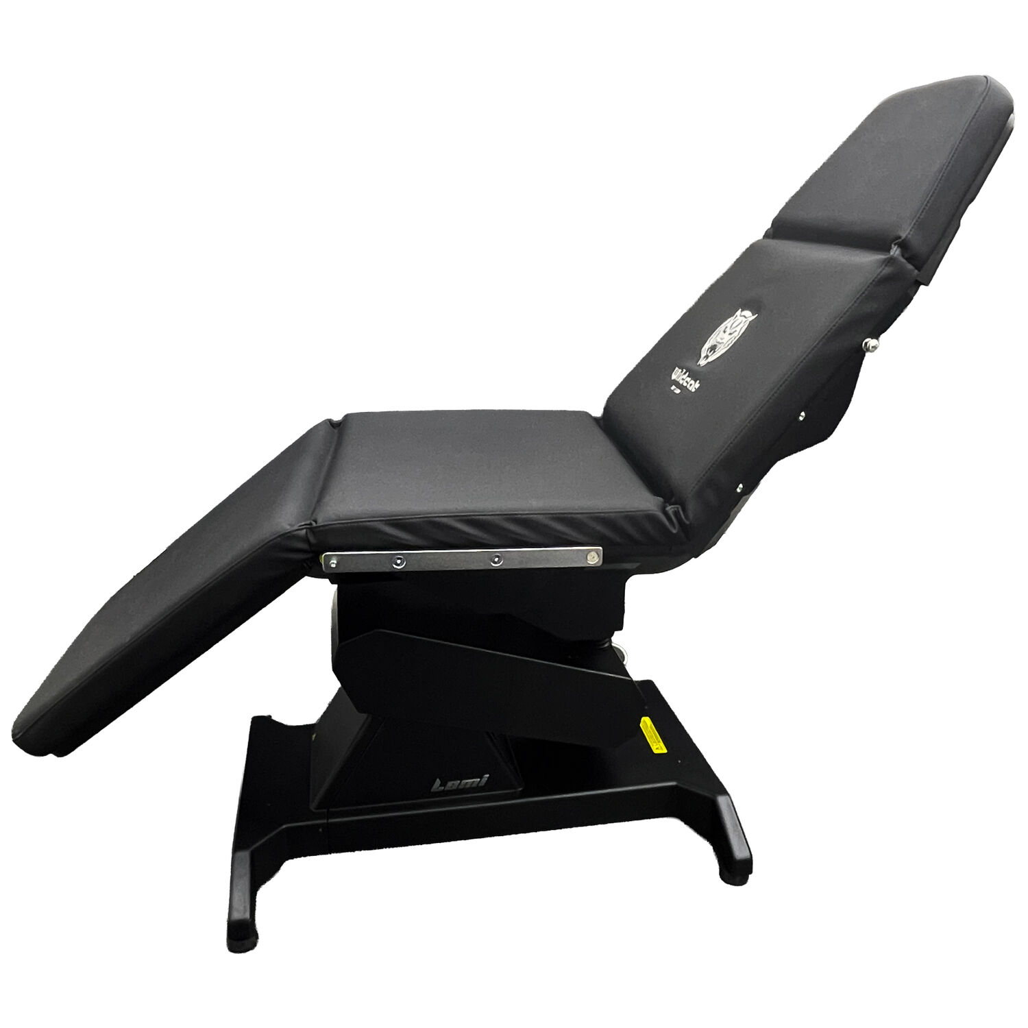 Chaise de tatouage et de piercing noire Lemi Chaise de tatouage et de piercing noire en similicuir vue de côté sur fond blanc