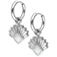Créoles en argent avec opale et design en éventail Créoles en argent avec pendentif en forme d'éventail et opale sur fond blanc
