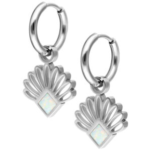 Créoles en argent avec pendentif en forme d'éventail et opale sur fond blanc