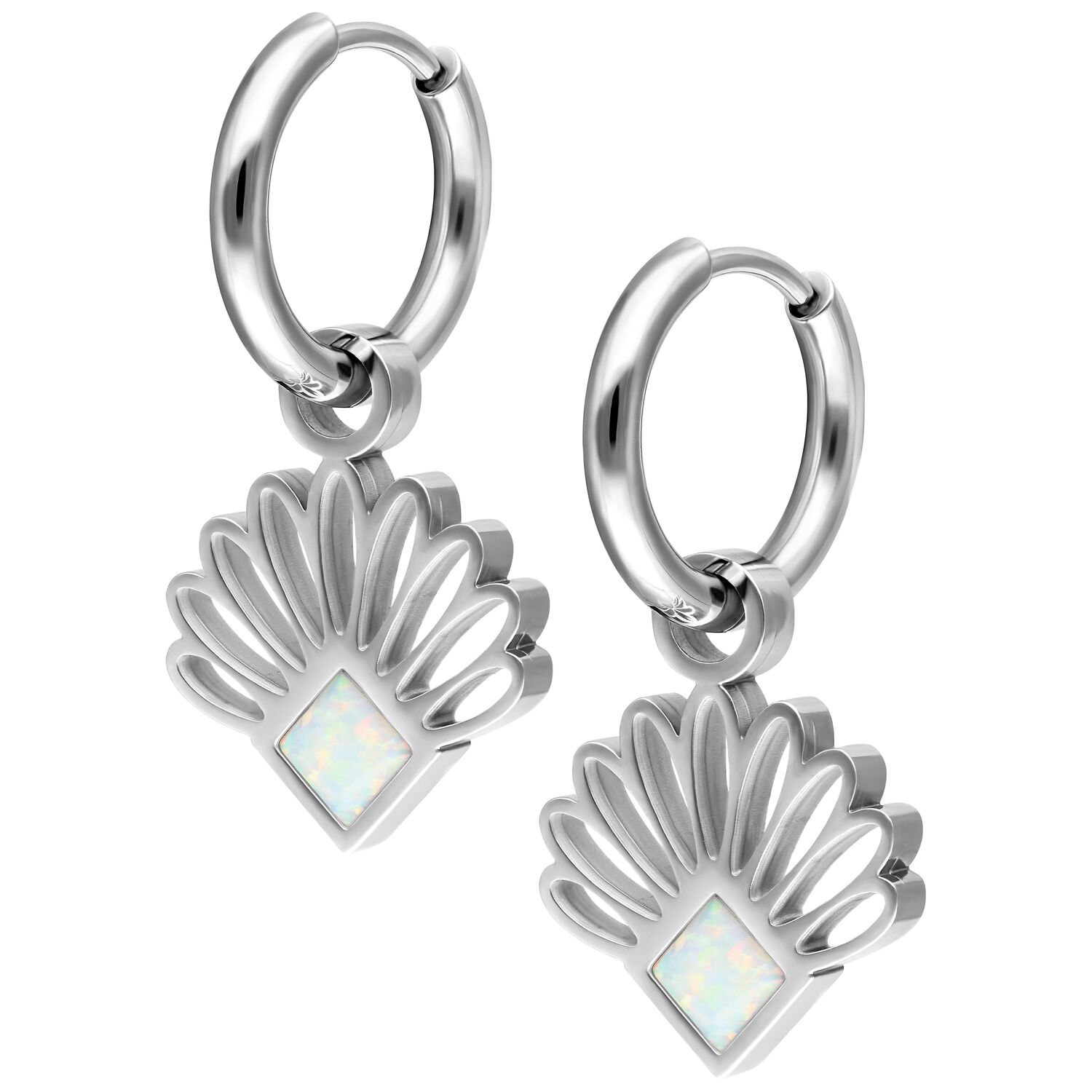 Créoles en argent avec opale et design en éventail Créoles en argent avec pendentif en forme d'éventail et opale sur fond blanc