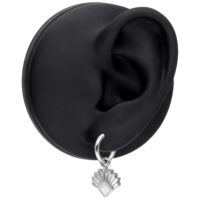 Boucles d'oreilles en opale argentées avec design en éventail Boucles d'oreilles en opale argentées en forme d'éventail sur un modèle d'oreille noir