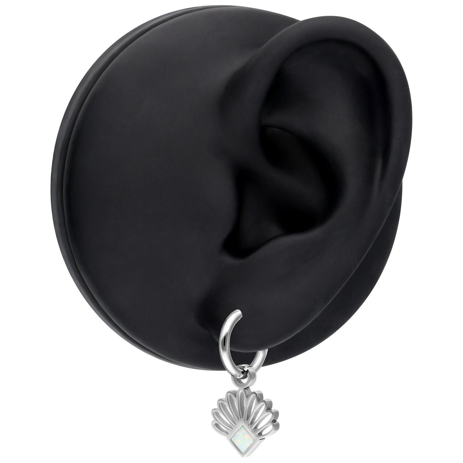Boucles d'oreilles en opale argentées avec design en éventail Boucles d'oreilles en opale argentées en forme d'éventail sur un modèle d'oreille noir