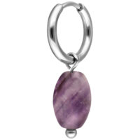 Créole en argent avec pendentif améthyste Créole en argent avec un pendentif améthyste violet en forme de goutte sur fond blanc