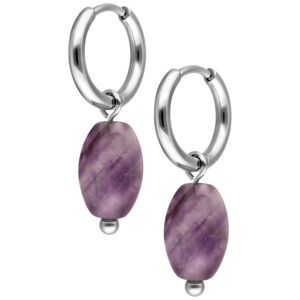 Deux créoles argentées avec pendentif améthyste violet sur fond blanc