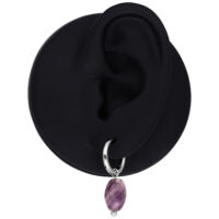 Petit anneau avec pendentif goutte d'améthyste Modèle d'oreille noire avec anneau argenté et pendentif goutte d'améthyste violet