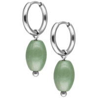 Créoles en acier inoxydable avec aventurine verte Créoles argentées avec pendentif en aventurine verte sur fond blanc