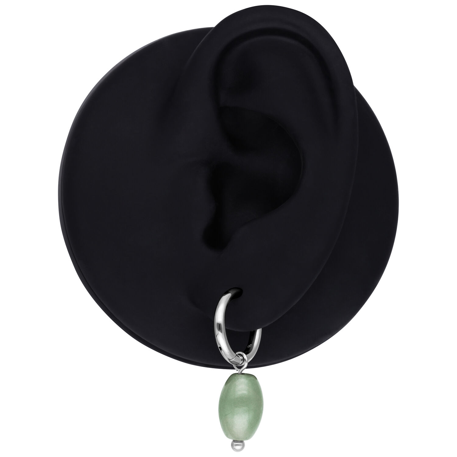 Créoles en aventurine verte avec acier inoxydable Créoles argentées avec aventurine verte sur un modèle d'oreille noir