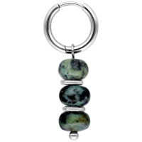 Créoles argentées avec trois pierres de turquoise africaine verte sur fond blanc
