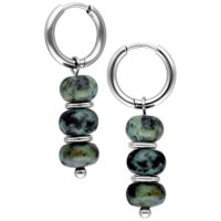 Créoles argentées avec trois pierres de turquoise africaine verte sur fond blanc