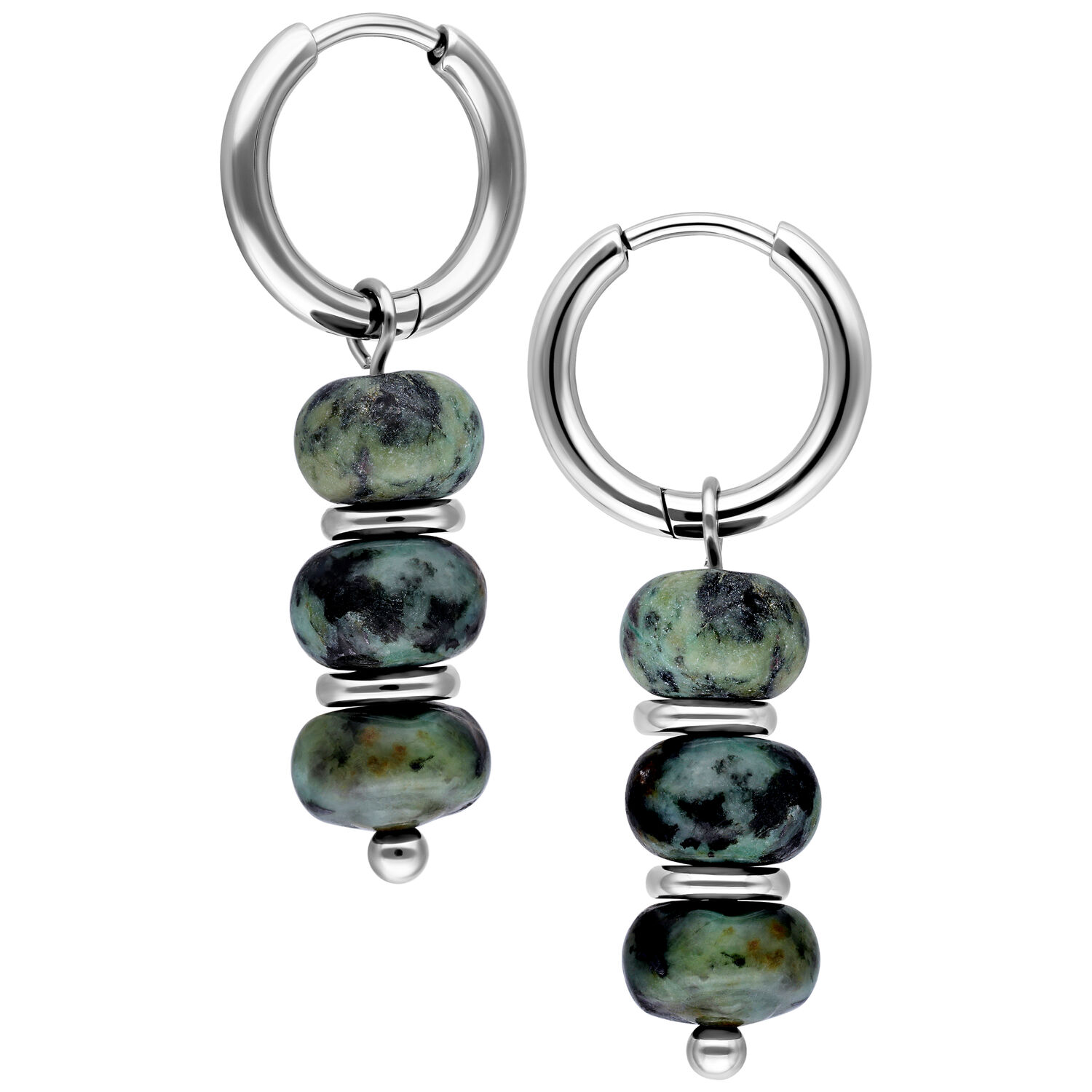 Créoles argentées avec trois pierres de turquoise africaine verte sur fond blanc