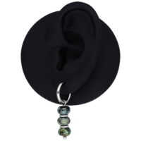 Créoles en argent avec turquoise africaine sur modèle d'oreille noir