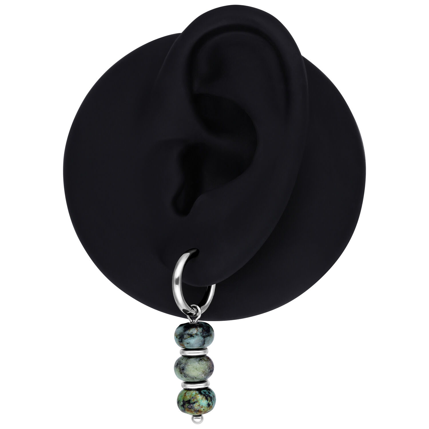 Créoles en argent avec turquoise africaine sur modèle d'oreille noir