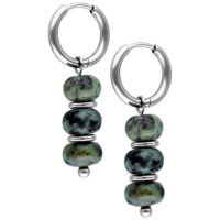 Deux créoles argentées avec perles de turquoise africaine sur fond blanc