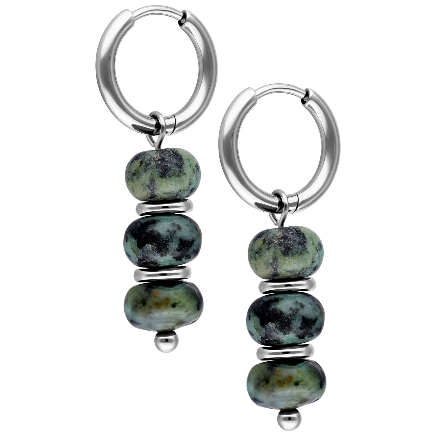 Deux créoles argentées avec perles de turquoise africaine sur fond blanc