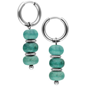 Boucles d'oreilles argentées avec trois pierres turquoise sur fond blanc