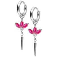 Créoles argentées avec fleurs de cristal rouge et pendentifs pointus sur fond blanc