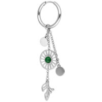Boucles d'oreilles argentées avec pendentif en agate mousse Boucle d'oreille argentée avec agate mousse verte, pendentifs et détails de chaîne sur fond blanc