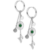 Boucles d'oreilles en argent avec détails en agate mousse Deux créoles en argent avec chaînes pendantes, agate mousse et formes de feuilles sur fond blanc