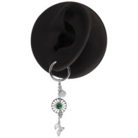 Boucles d'oreilles en argent avec pendentif en agate mousse Boucle d'oreille en argent avec pendentif en agate mousse verte sur un modèle d'oreille noire