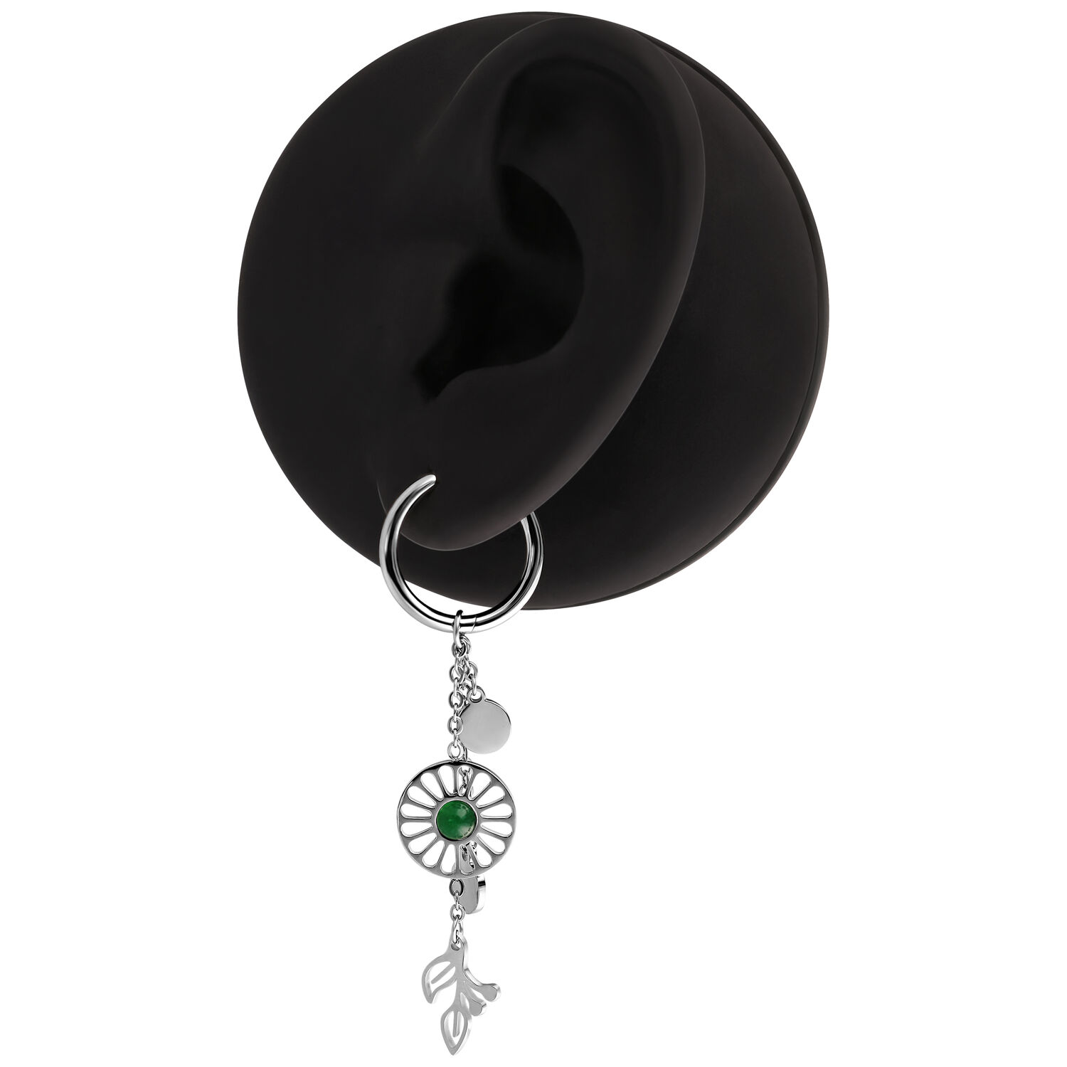 Boucles d'oreilles en argent avec pendentif en agate mousse Boucle d'oreille en argent avec pendentif en agate mousse verte sur un modèle d'oreille noire