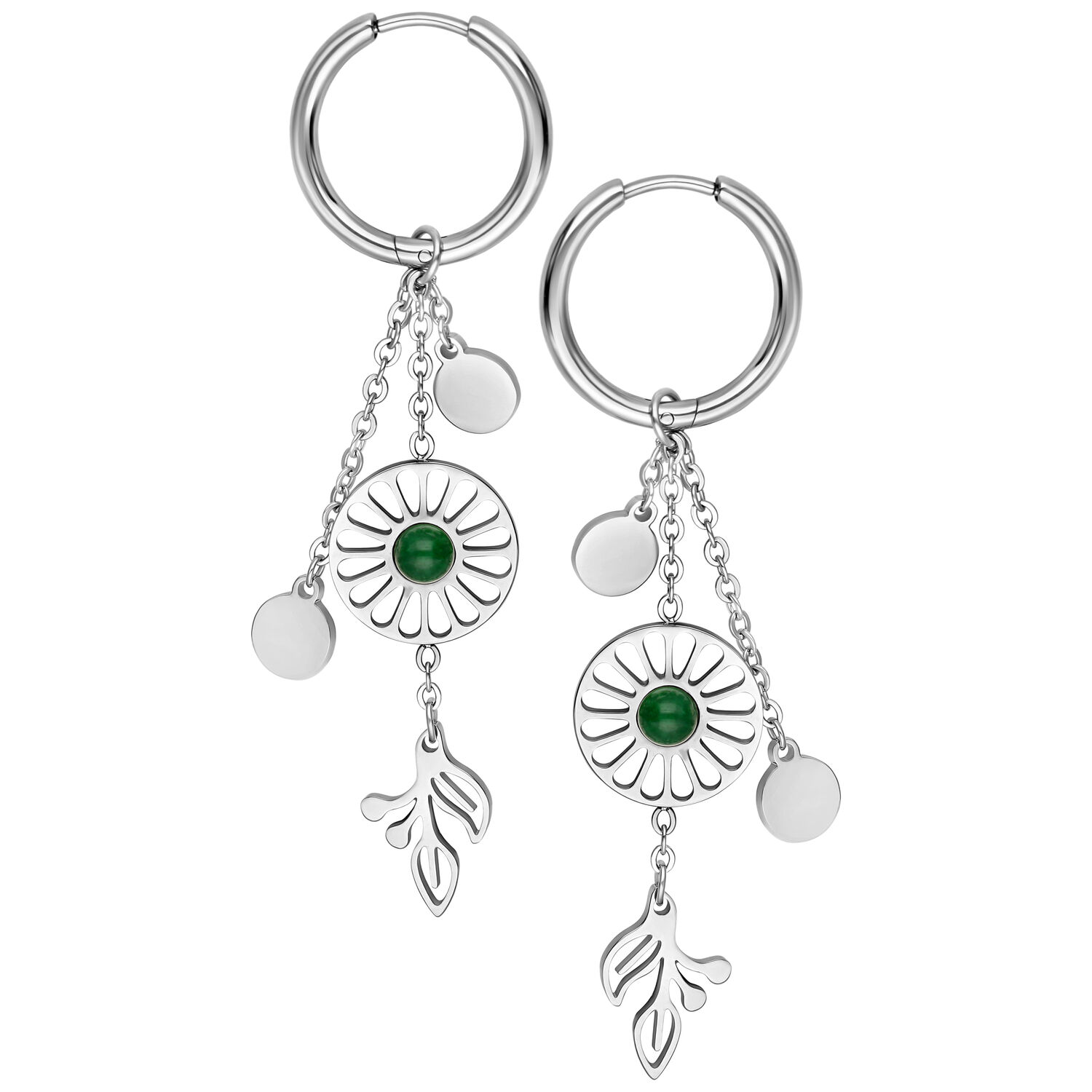 Créoles argentées avec pendentif en agate mousse Créoles argentées avec pierre d'agate mousse et pendentifs pendants sur fond blanc