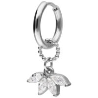 Créoles argentées avec pendentif en cristal Créole argentée avec pendentif en cristal scintillant en forme de feuille, sur fond blanc