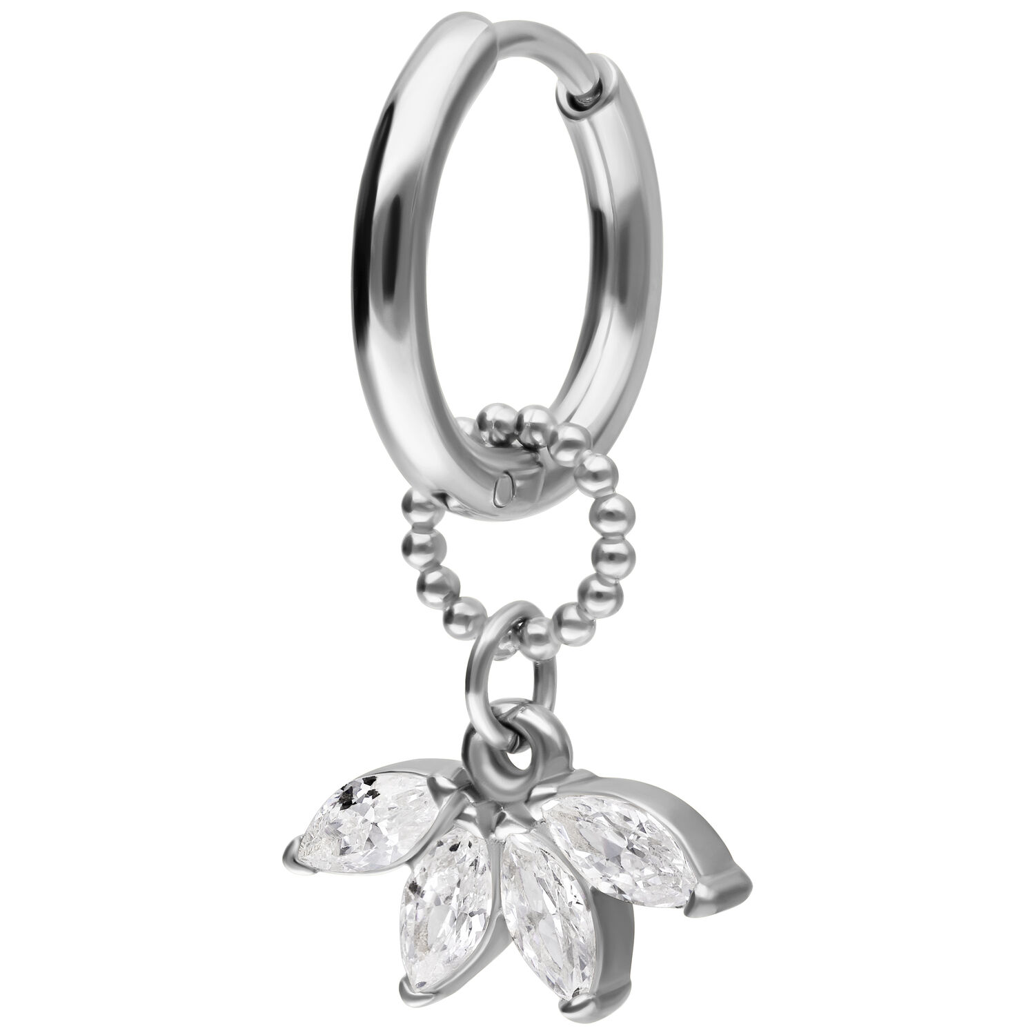 Créoles argentées avec pendentif en cristal Créole argentée avec pendentif en cristal scintillant en forme de feuille, sur fond blanc
