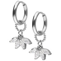 Créoles argentées avec pendentif en cristal Créoles argentées avec pendentif en cristal en forme de feuille, sur fond blanc