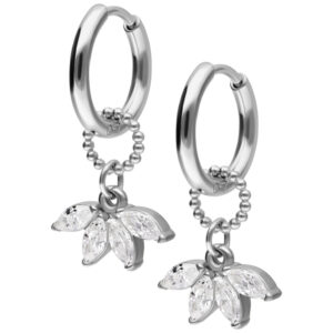 Créoles argentées avec pendentif en cristal en forme de feuille, sur fond blanc