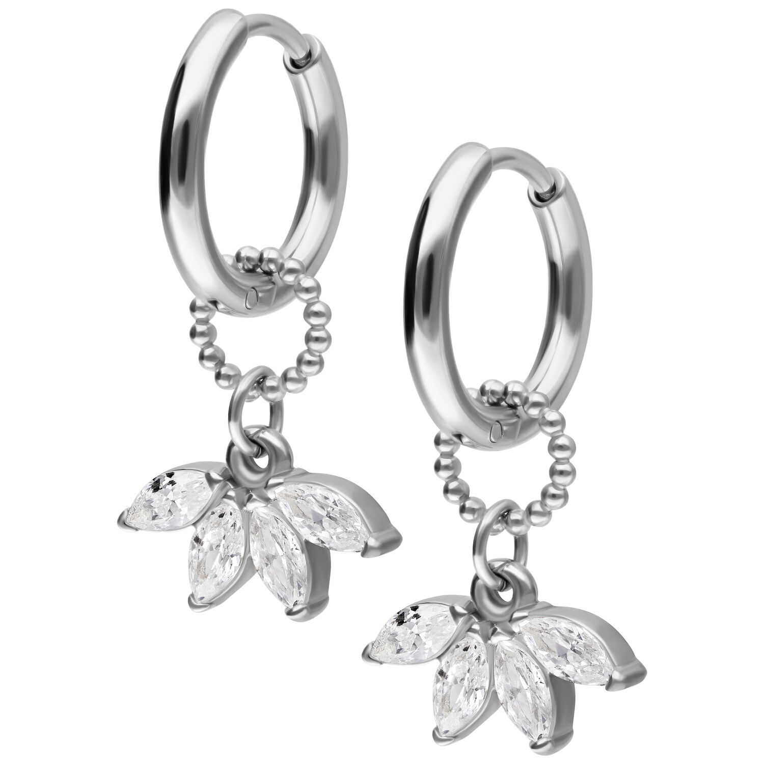 Créoles argentées avec pendentif en cristal Créoles argentées avec pendentif en cristal en forme de feuille, sur fond blanc