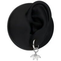 Boucles d'oreilles argentées avec pendentif en cristal Boucles d'oreilles argentées avec pendentif en cristal clair, présentées sur un modèle d'oreille noire