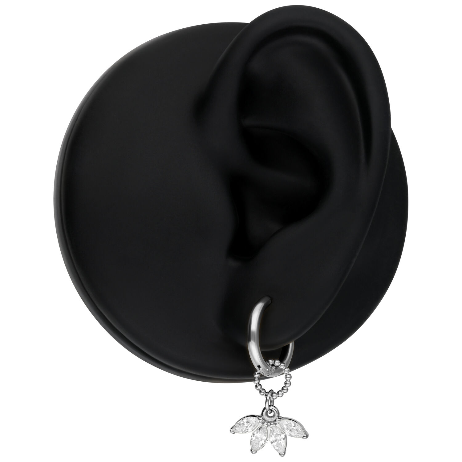 Boucles d'oreilles argentées avec pendentif en cristal Boucles d'oreilles argentées avec pendentif en cristal clair, présentées sur un modèle d'oreille noire