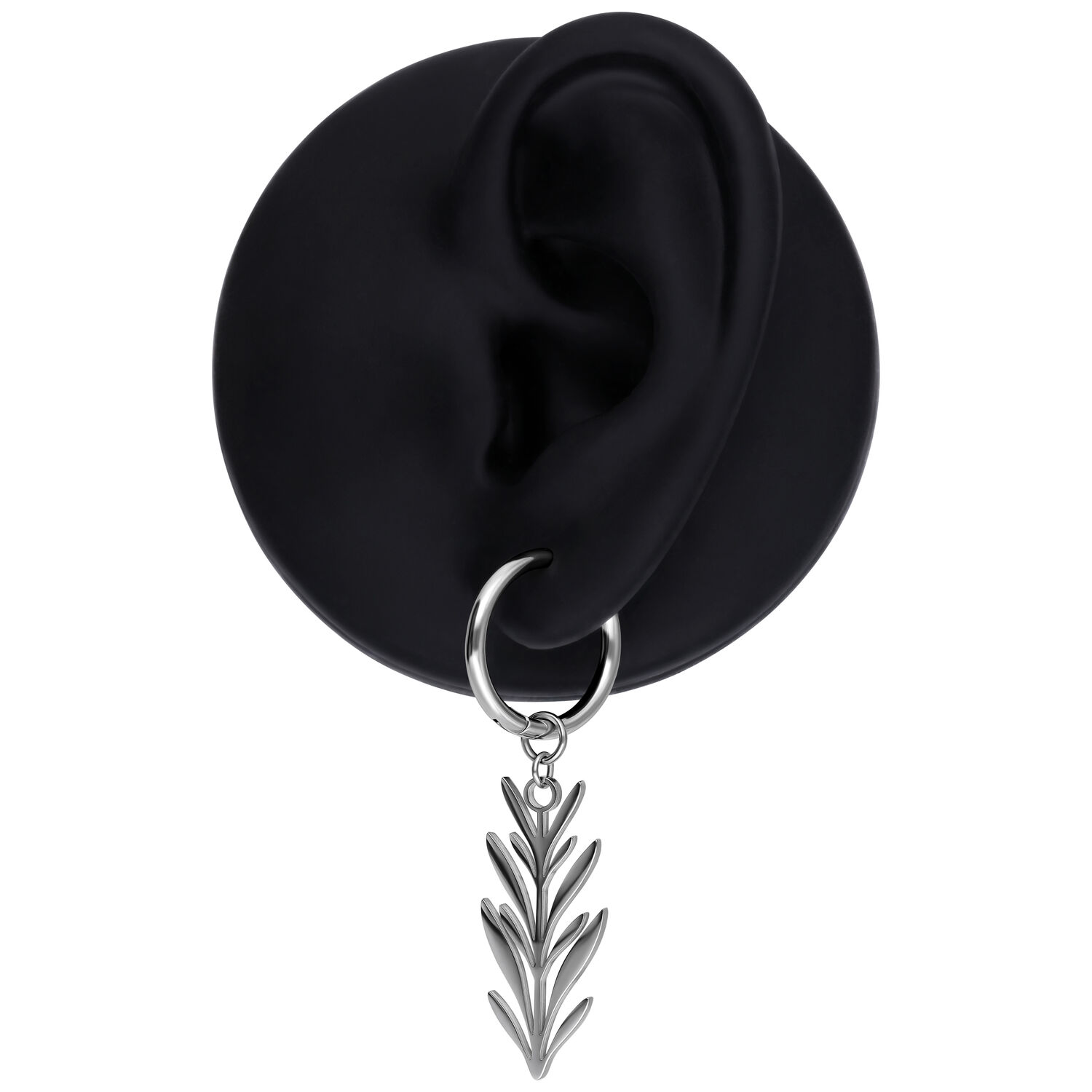Boucles d'oreilles argentées avec pendentif feuille Boucle d'oreille argentée avec pendentif feuille sur un modèle d'oreille noir devant un fond blanc